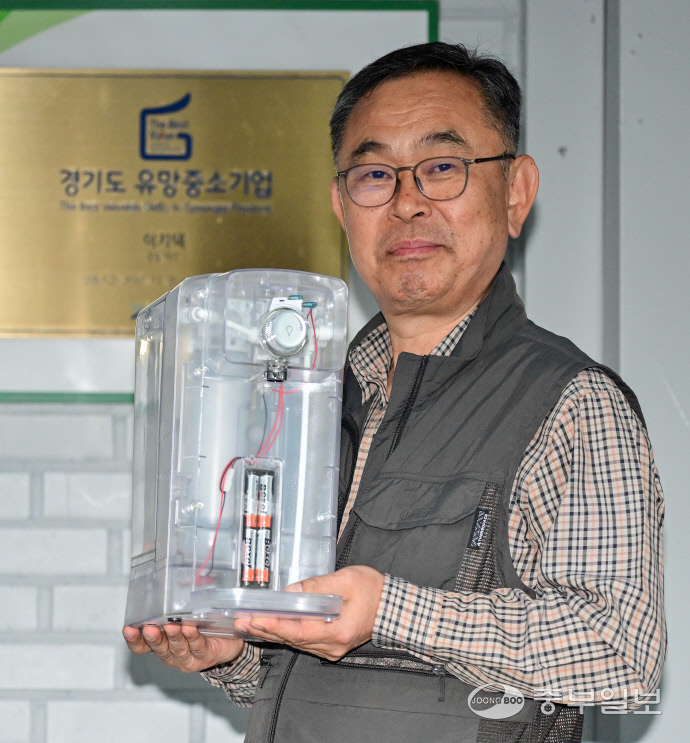 한상건 이지텍 대표가 중부일보에 직접 개발한 무설치 정수기를 소개하고 있다. 임채운 기자