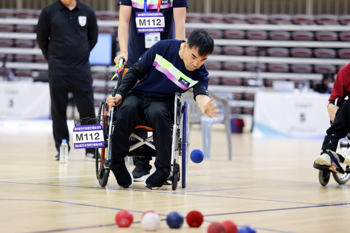 　제44회 전국장애인체육대회 보치아 남자 개인전 BC1 경기서 금메달을 획득한 정성준(경기도장애인체육회)이 경기에 열중하고 있다. 사진=대한장애인체육회