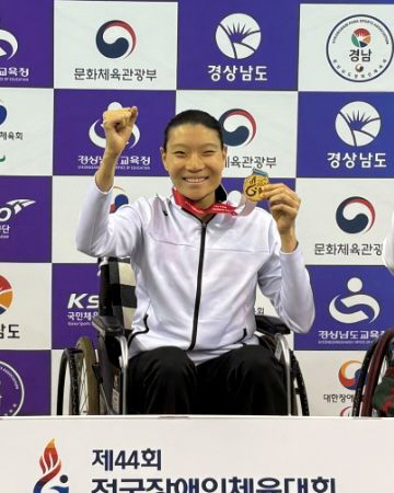 제44회 전국장애인체육대회 수영에서 4관왕에 오른 김나영(광주시장애인수영연맹)이 금메달을 걸고 기념사진을 촬영하고 있다. 사진=경기도장애인수영연맹