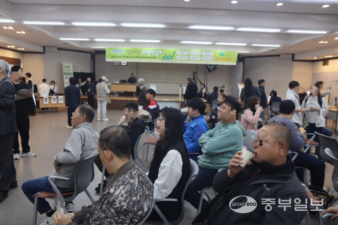 이천시장애인종합복지관이 장애인들이 다양한 업종에 취업할 수 있도록 장애인취업박람회를 성황리에 개최했다.사진=이천시청