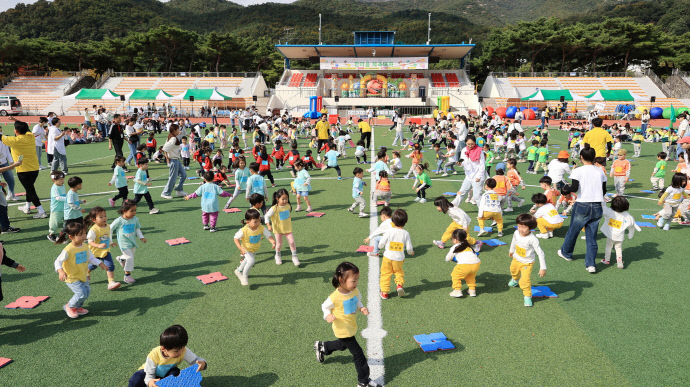 올해 10월 열린 과천시 어린이집 한마음 체육대회에 참가한 아이들의 모습 사진=과천시청