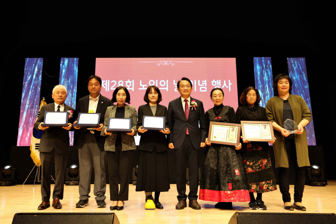 김찬진 인천 동구청장이 지난 29일 동구문화체육센터에서 열린 제28회 노인의 날 기념행사에서 노인복지 기여자 표창을 받은 주민들과 기념 촬영을 하고 있다. 사진=동구청