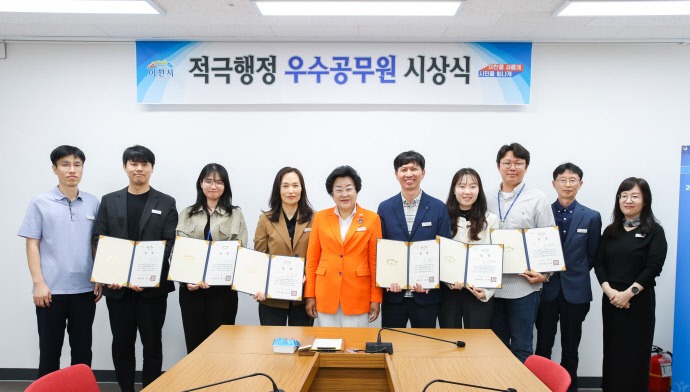 김경희 시장이 4일 상반기 적극행정 우수공무원 6명에게 상장을 수여하고 함께 기념촬영을 하고 있다. 사진=이천시청