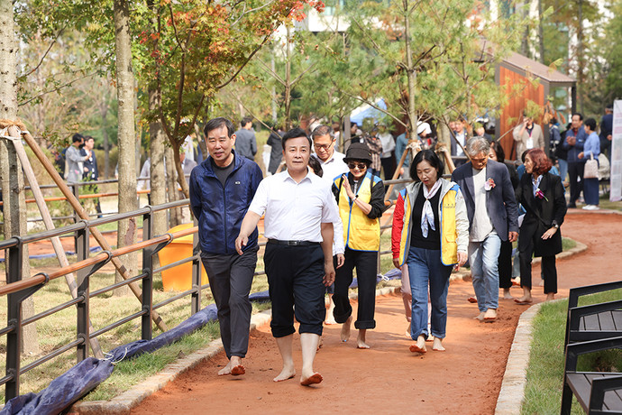 7일 김성제 의왕시장이 시민들과 함께 백운밸리 연결녹지 황톳길을 걷고 있다. 사진=의왕시청