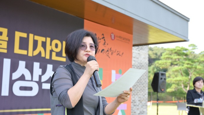 제8회 전국세종한글디자인공모전 시상식에서 봉순이 사단법인 세종한글포럼 이사장이 인사말을 하고 있다.  사진=여주시