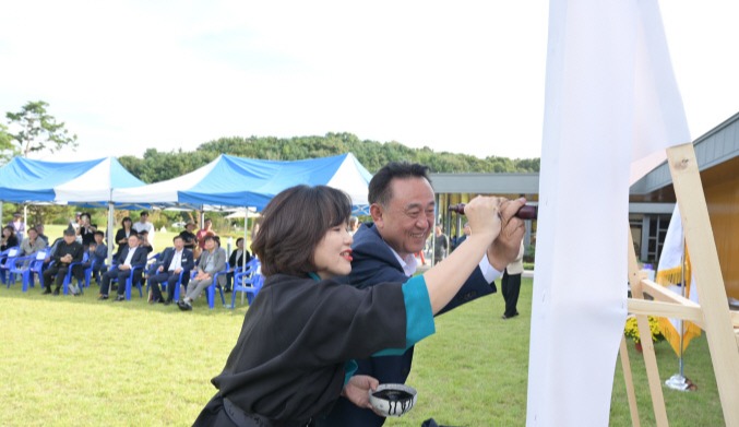 이충우 여주시장과 봉순이 세종한글포럼이사장이 붓을 들고 한글 퍼포먼스를 하고 있다. 사진=여주시