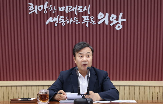 김성제 의왕시장이 ‘2025년 주요업무계획 보고회’를 주재하고 있다. 사진=의왕시청