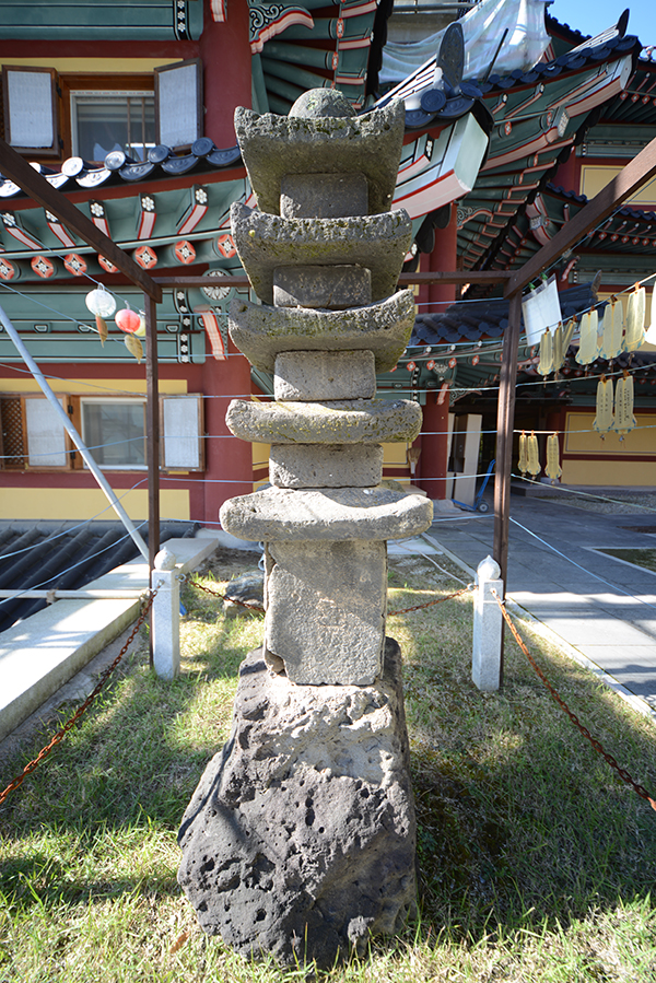 현무암으로 만든 수진사 5층석탑. 사진=주수완