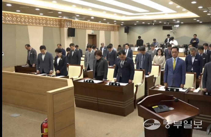 11일 진행된 평택시의회 제252회 임시회 제1차 본회의 개회식에서 평택시의회 의원을 비롯한 정장선 평택시장, 평택시 관계자들이 묵념을 하고 있다. 사진=임강유기자