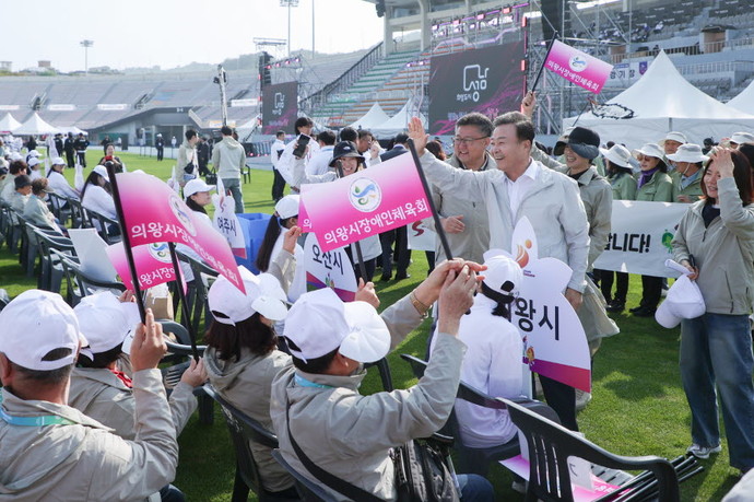 김성제 의왕시장이 경기도 장애인생활체육대회에 참석해 참가 선수들을 격려하고 있다. 사진=의왕시청