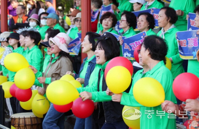 어린이부터 어르신까지 다양한 연령층이 참여한 모두가 화합하는 ‘한마음 명랑운동회’ 경기 결과 고천동이 최종 종합우승을 차지했다.사진=의왕시