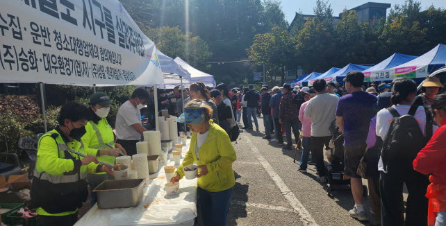 의왕시 생활폐기물협회는 시민의 날 기념식 및 한마음 명랑운동회에 참석한 시민들에게 풍성한  먹거리를 무료 제공과 지구살리기 캠페인을 병행 실시해  각광을 받았다. 사진=의왕시생활폐기물협회