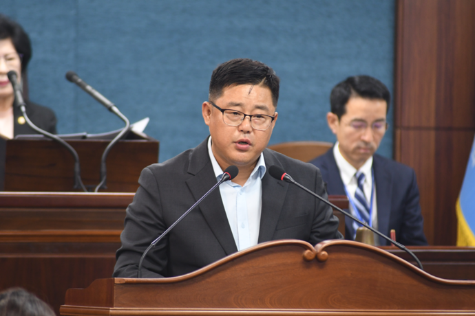 이선용 인천 미추홀구의원이 15일 구의회 본회의에서 전세사기 피해자 지원 대책을 촉구하는 5분 발언을 하고 있다. 사진=미추홀구의회