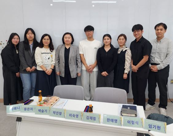 최근 인천 청년센터 서구 1939에서 개최된 청년 정책 방향에 대한 간담회에서 백슬기 서구의원과 참석자들이 기념 촬영을 하고 있다. 사진=서구의회