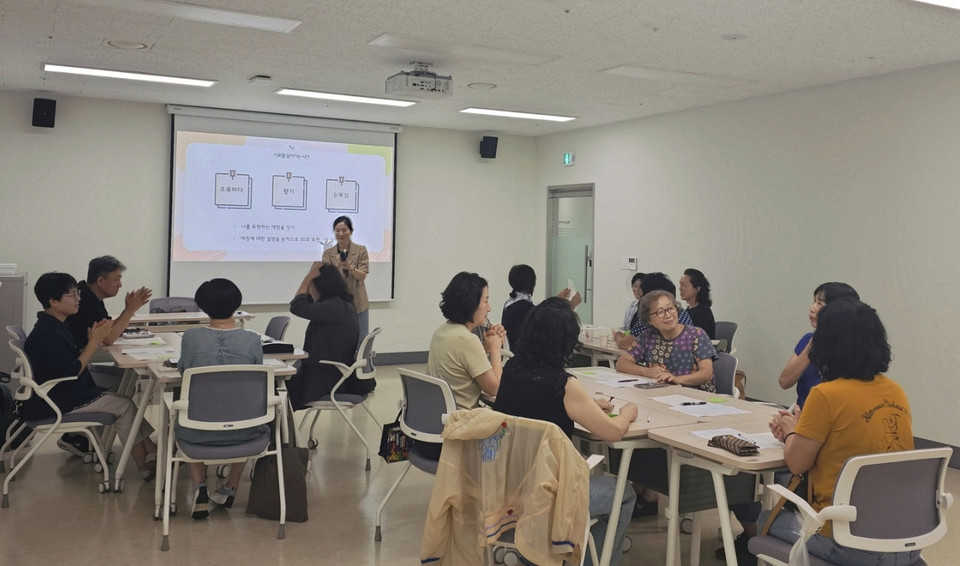 시니어 웰다잉 인문학 프로그램 참여자들이 영화와 연극을 통해 인생을 성찰하는 시간을 보냈다. 사진=의왕시