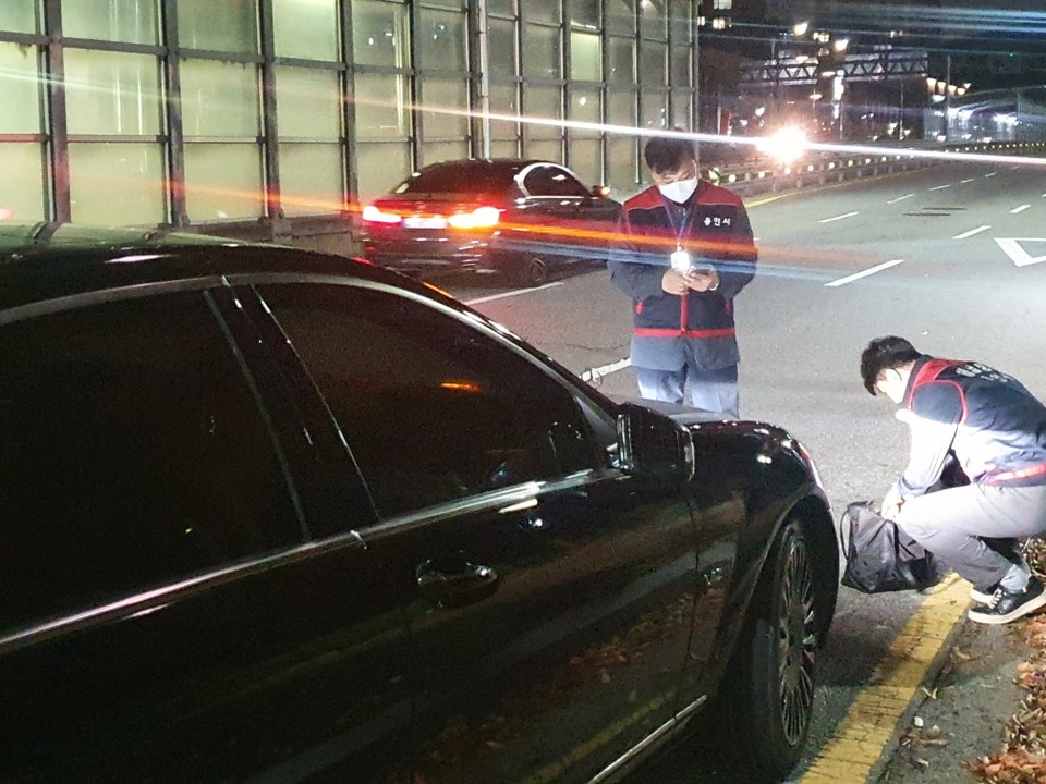 용인시가 용인동부경찰서와 함께 자동차세·주정차위반과태료 체납차량 및 음주운전자에 대한 첫 합동 단속을 실시했다. 사진=용인시