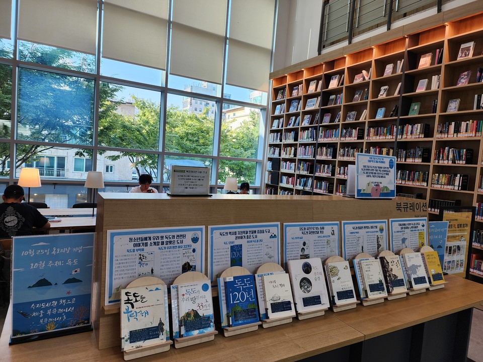 수지도서관이 서울대학교 학생사회공헌단 ‘또 한번 꿈꾸는 거북이’ 팀과 함께 진행한 11월 ‘책으로 채움’ 북큐레이션. 사진=용인시