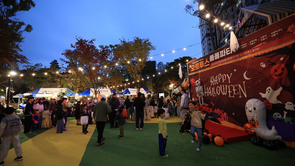 과천푸르지오오르투스에서는 지난 25일, ‘모루 인형 만들기’, ‘사탕 바구니 만들기’, ‘방향제 만들기’, ‘인생네컷 사진 찍기’ 등 다양한 체험 프로그램이 진행돼 주민들이 가족 단위로 즐거운 시간을 보냈다. 사진=과천시