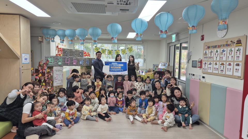 평택시에 위치한 시립대광로제비앙어린이집이 지난 29일 열린 제2회 ‘환경 나눔 바자회’에서 마련한 수익금 70만 7천 원 전액을 평택행복나눔본부에 전달했다. 사진=평택시