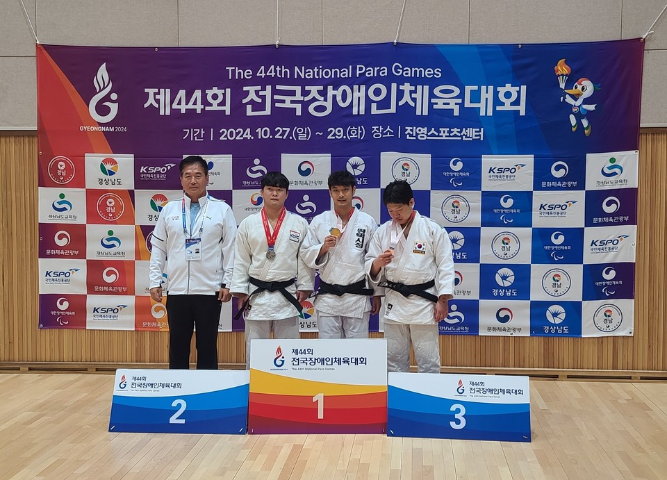 평택시청 장애인유도팀이 지난 27일부터 29일까지 김해 진영스포츠센터에서 열린 ‘제44회 전국장애인체육대회’에서 금메달 2개, 은메달 3개를 획득하며 대회를 성공적으로 마무리했다. 사진=평택시
