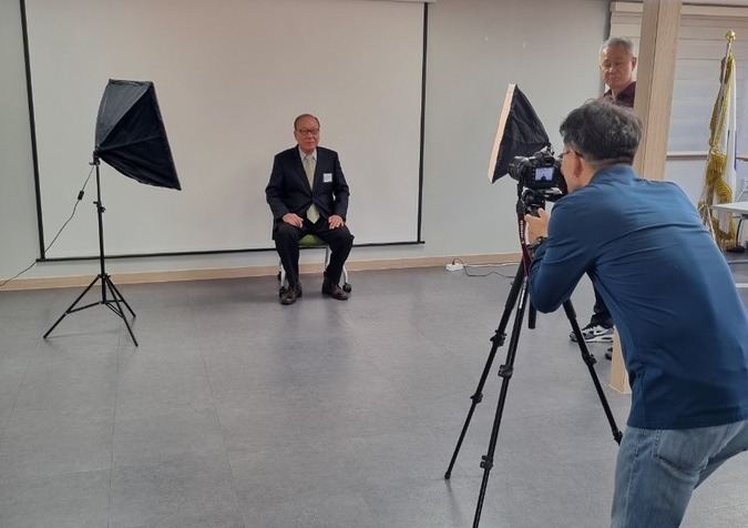 파주시 운정3동 주민자치회는 지난 26일 관내 65세 이상 어르신 40여 명을 대상으로 장수 사진 무료 촬영 행사를 진행했다. 사진=파주시