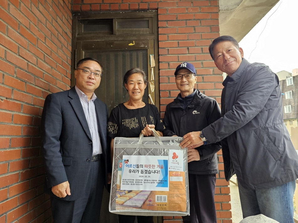 흥선동 자생단체 대표들이 난방용품을 전달하고 있는 모습. 사진=의정부시