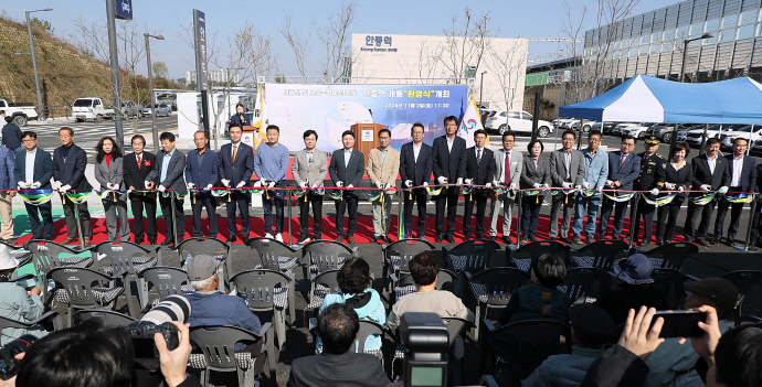 지난 2일 열린 ‘서해선 및 포승-평택선 철도 안중역 개통 환영식’에서 정장선 평택시장(왼쪽에서 11번째)과 강정구 평택시의회 의장, 홍기원 국회의원, 김현정 국회의원 등 도·시의원들이 참석해 테이트커팅을 진행하고 있다. 사진=평택시청