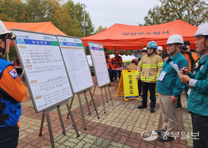 지난 1일 의정부실내빙장장에서 열린 ‘2024년 재난대응 안전한국훈련’에서 김동근 의정부시장이 현재 상황에 대해 보고 받고 있다. 사진=이석중기자
