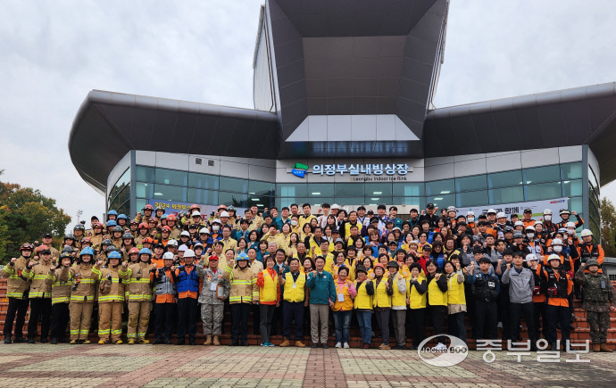 김동근 의정부시장(앞열 가운데)이 지난 1일 의정부실내빙장장에서 열린 ‘2024년 재난대응 안전한국훈련’이 종류 후 관계자들과 기념촬영을 하고 있다. 사진=이석중기자