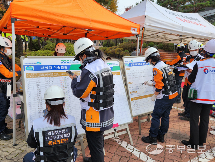 지난 1일 의정부실내빙장장에서 열린 ‘2024년 재난대응 안전한국훈련’에서 소방이 응급의료소를 통해 중증환자 분류를 진행하고 있다. 사진=이석중기자