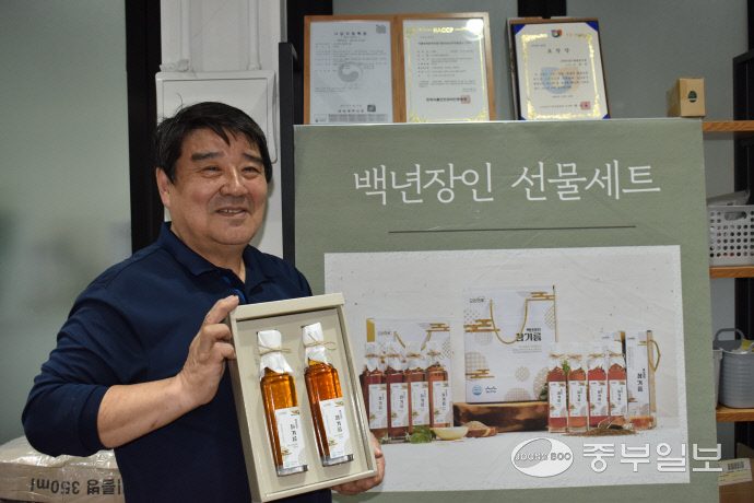 조광용 모란전통기름 협동조합 이사장이 중부일보와 인터뷰에서 자체 기름 브랜드 백년향가에 대해 소개하고 있다. 이성관 기자