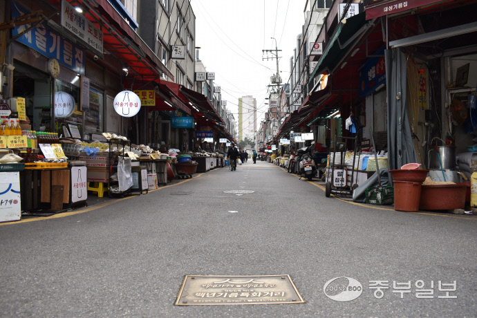 백년기름특화거리로 조성된 모란전통기름시장 전경. 이성관 기자