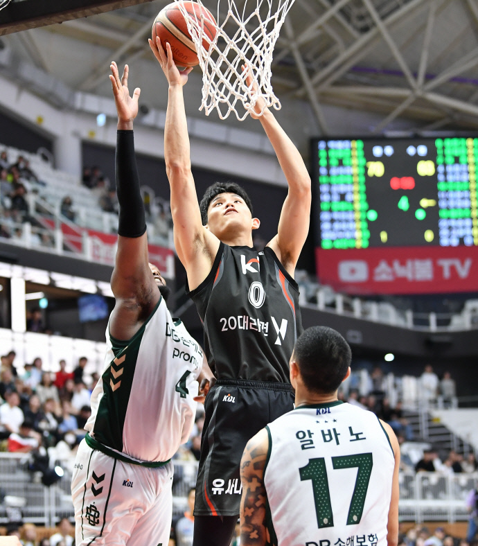 수원KT의 하윤기가 지난 2일 수원케이티아레나에서 열린 2024~2025시즌 KCC 프로농구 원주DB와의 홈경기에서 수비를 뚫고 슛을 시도하고 있다. 사진=KBL