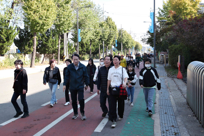 지난 3일 인천 동구에서 열린 만석·화수해안산책로 걷기 행사에서 김찬진 동구청장이 행사 참가자들과 산책을 하고 있다. 사진=동구청