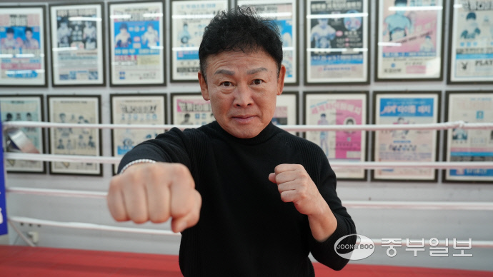 13일 오후 부천 체육관에서 전 복싱선수 유명우가 프로필 촬영을 하고 있다. 사진=신지현기자