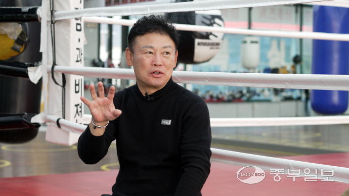 13일 오후 부천 체육관에서 전 복싱선수 유명우가 기자와 인터뷰를 하고 있다. 사진=신지현기자