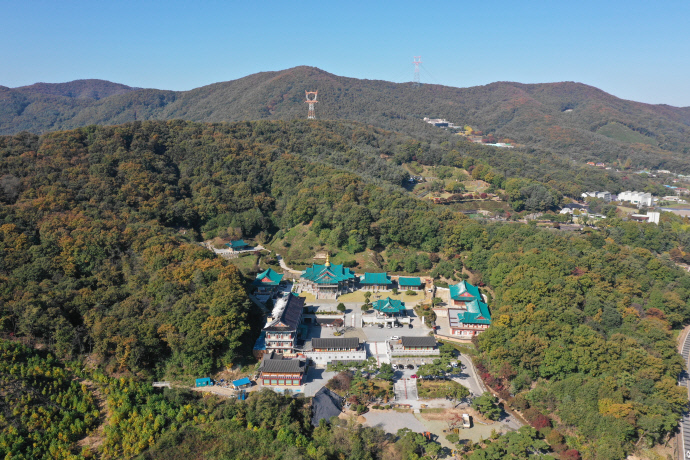 문수산 동쪽 기슭에 자리잡은 대한불교조계종 법륜사. 사진=주수완