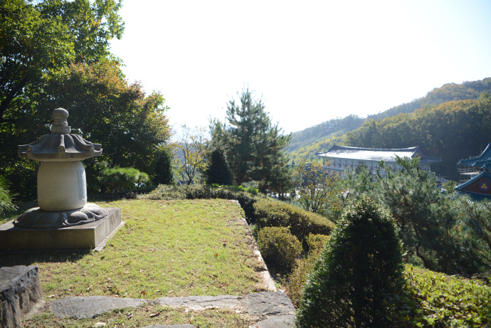 법륜사 북쪽 언덕에 자리잡은 상륜 스님의 사리탑. 사진=주수완