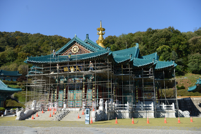 독특한 십자형 평면의 대웅전. 사진=주수완