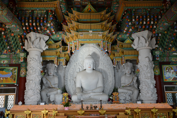 석굴암 본존부처님을 닮은 법륜사 대웅전 부처님과 좌우 협시보살상. 사진=주수완