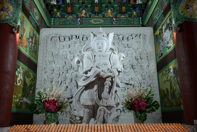 일반적으로는 불화로 걸어놓는 신중도를 법륜사에서는 화강암으로 웅장하게 조성하여 봉안했다. 사진=주수완