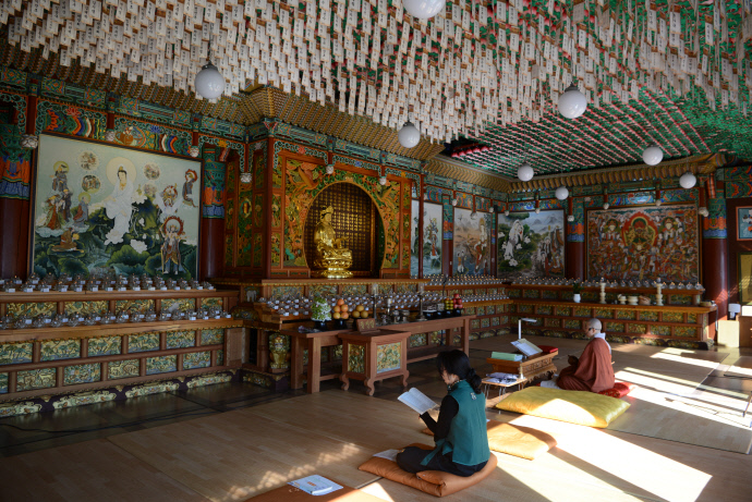 법륜사에서는 현재 전각마다 천일기도가 한창 진행되고 있다.(관음전에서 진행되고 있는 천일기도) 사진=주수완