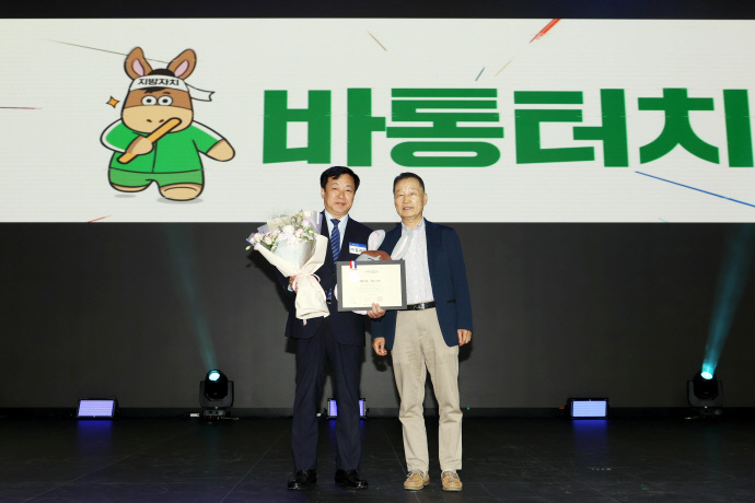 11일 김귀근 군포시의회 의장(왼쪽)이 ‘2024 지방자치어워드’에서 자치입법상을 수상한 후 기념촬영을 하고 있다. 사진=군포시의회