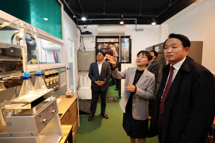 김찬진 인천 동구청장이 ㈜꿀주당의 개소식에 참여해 양조장을 둘러보고 있다. 사진=동구청