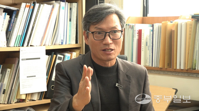 지난 10월 25일 윤상오 단국대학교 공공정책학과 교수가 AI와 지방행정에 관한 물음에 답하고 있다. 사진=배상일기자