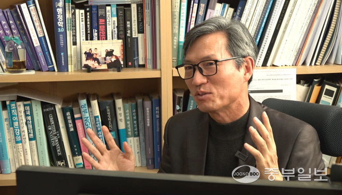 지난 10월 25일 윤상오 단국대학교 공공정책학과 교수가 AI와 지방행정에 관한 물음에 답하고 있다. 사진=배상일기자