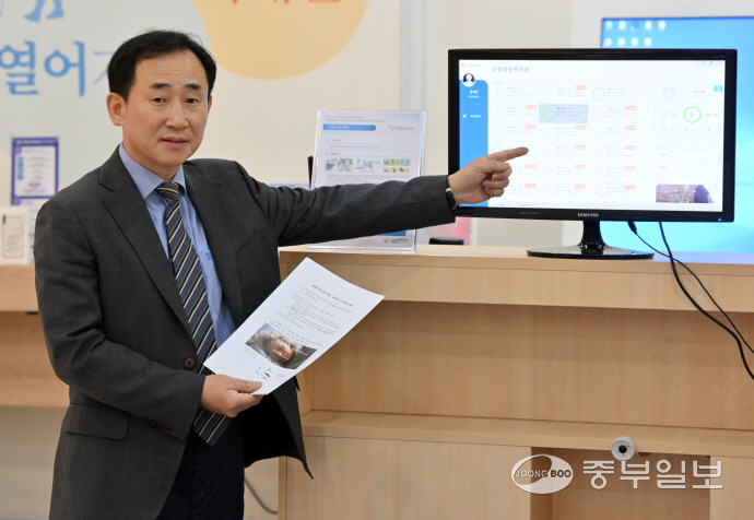 공석만 시스포케어 대표가 중부일보와 인터뷰를 통해 ‘케어 센서’를 설명하고 있다. 김경민 기자