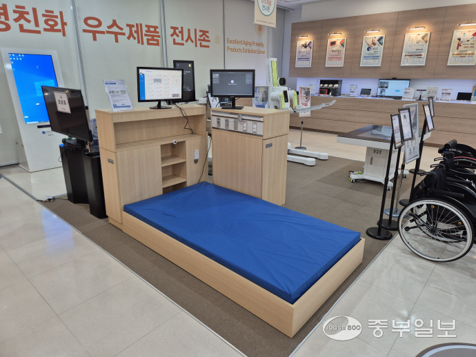 성남시니어혁신센터에 고령친화 우수제품으로 선정돼 전시 중인 시스포케어의 ‘케어 센서’. 이성관 기자