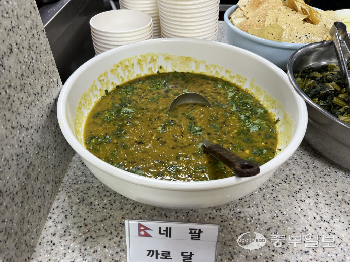 검은색 렌틸콩을 주재료로 만든 네팔식 수프 까로 달. 한기홍 기자