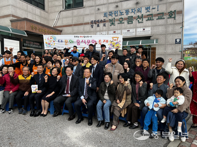이날 행사에는 강수현 양주시장과 150명에 달하는 외국인노동자, 교회를 후원하는 주민들이 모여 성황을 이뤘다. 한기홍 기자